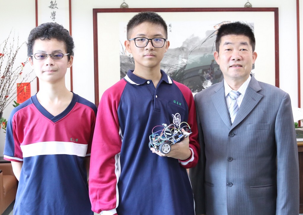 本校榮獲 2018邁克盃智慧車競賽第一名 袁上明、陳昱仲和校長合影